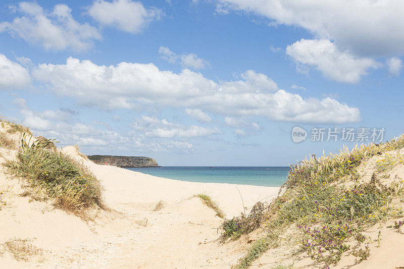 葡萄牙阿尔加维的田园诗般的海滩和冲浪者天堂Praia do Martinhal